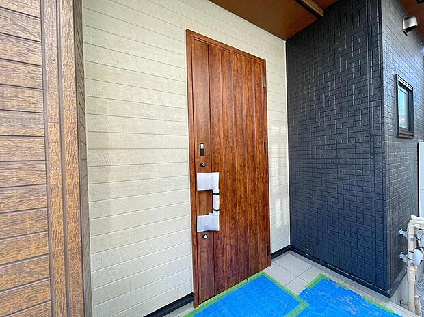 【玄関】◆TVモニター付きインターホンはカラーモニターで来訪者もひとめで分かります♪留守の間の来訪者が確認できる嬉しい録画機能付き！お子様が一人で留守番の間も安心です。