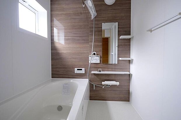 【浴室】◆毎日の疲れをいやす浴室は1坪タイプです。足を伸ばしてゆっくりとくつろげます。浴室暖房乾燥機も標準装備です♪