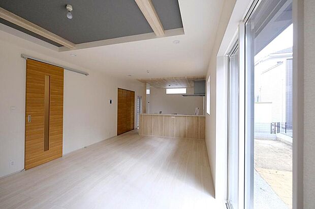 【リビング】◆リビングを温かく居心地の良い空間にしてくれる木目調の柔らかな風合い。休日はご家族みんなの癒しや憩いの場となってくれます♪