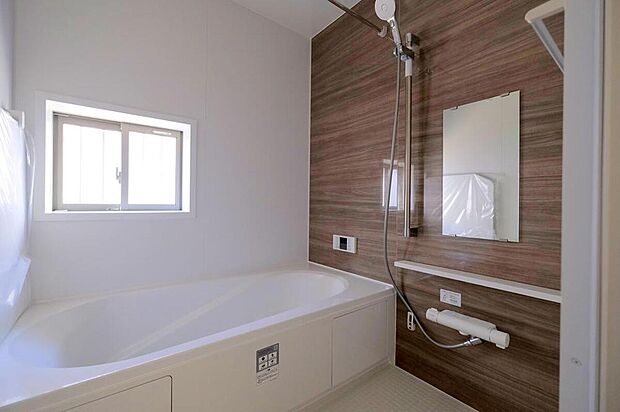 【浴室】◆毎日の疲れをいやす浴室は1坪タイプです。足を伸ばしてゆっくりとくつろげます。浴室暖房乾燥機も標準装備です♪