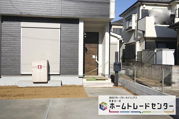 【玄関】◆TVモニター付きインターホンはカラーモニターで来訪者もひとめで分かります♪留守の間の来訪者が確認できる嬉しい録画機能付き！お子様が一人で留守番の間も安心です。