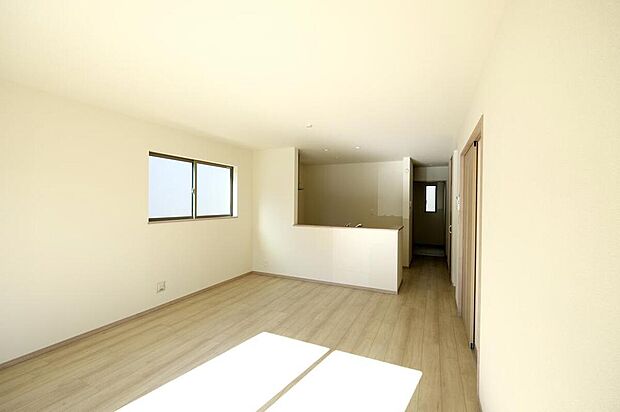 【リビング】◆大きな窓は遮音性に優れたペアガラスの窓となっています。リビングでたくさんはしゃいで遊んでも、お子様の声を気にしなくて大丈夫です♪