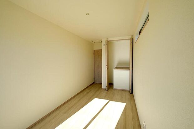 【リビング以外の居室】◆2階の各居室にはそれぞれ収納を完備！しっかりとした容量のスペースを確保しているので、お部屋は美しい空間を保てますね♪