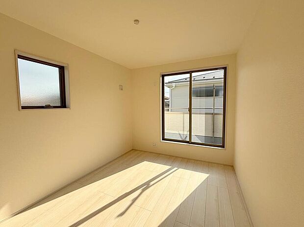 【 リビング以外の居室】◆居室のサッシにはペアガラスを採用、高い断熱性による省エネと結露対策に有効です。室内を快適な空間に代えてくれます。現地の通風や採光も実際にご確認下さいませ