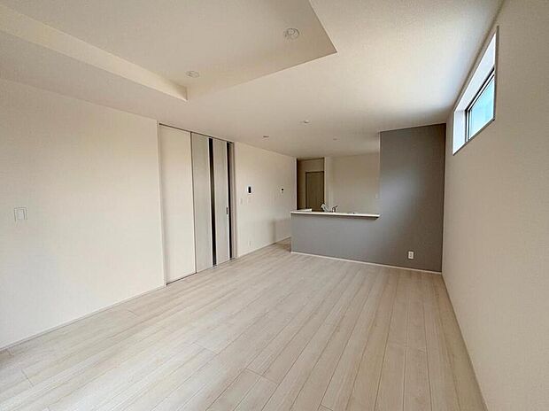 【リビング】◆南向きの大きな窓から明るい陽射しがたっぷり入ります。一日を通して陽射しをしっかり取り込んでくれる2面採光なので、夜まで照明いらずで過ごせます♪