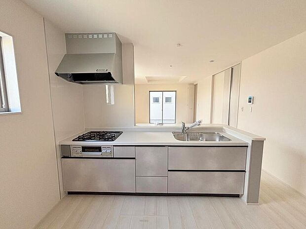 【 キッチン】◆人気の対面式キッチン。お食事の準備をしながらでもご家族とのコミュニケーションを楽しめます♪ぜひご見学の際にはキッチンに立ち、生活をイメージしてください。