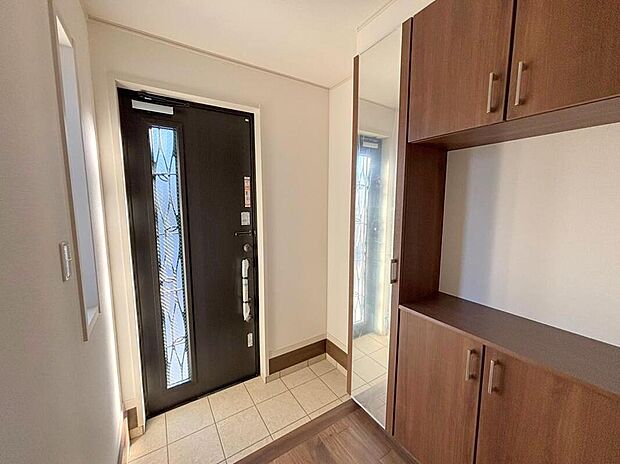 【玄関】◆お家で出会う人々を迎える玄関だからこそ、広々清潔感あふれる空間にしたいものです。採光・通風にも配慮された設計で毎日明るい空間をキープします♪