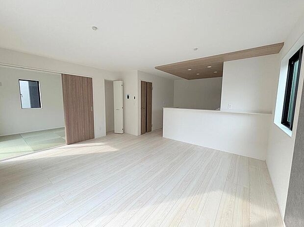 【リビング】◆南向きの大きな窓から明るい陽射しがたっぷり入ります。一日を通して陽射しをしっかり取り込んでくれる2面採光なので、夜まで照明いらずで過ごせます♪