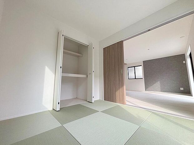 【リビング以外の居室】◆リビングと隣接したお部屋では、ゴロゴロする、お子様を寝かせる、客間として利用するなど、ライフスタイルに合わせて変化をもたらすことができます。