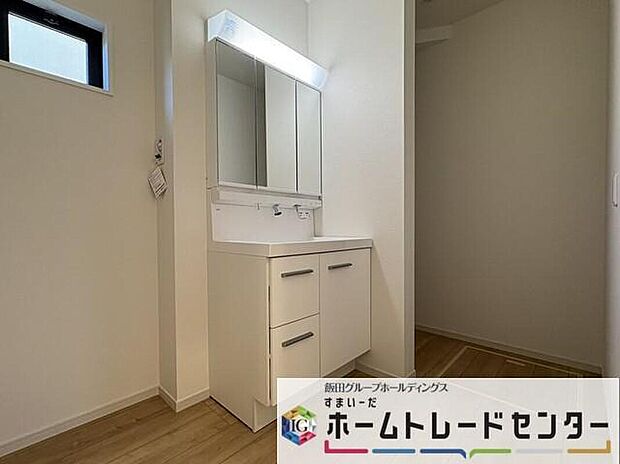 【洗面台・洗面所】◆洗面スペースはお掃除やメンテナンスが楽にできる様に設計されております。ドラム式の洗濯機を配置しても十分なスペースを確保した設計となっております。