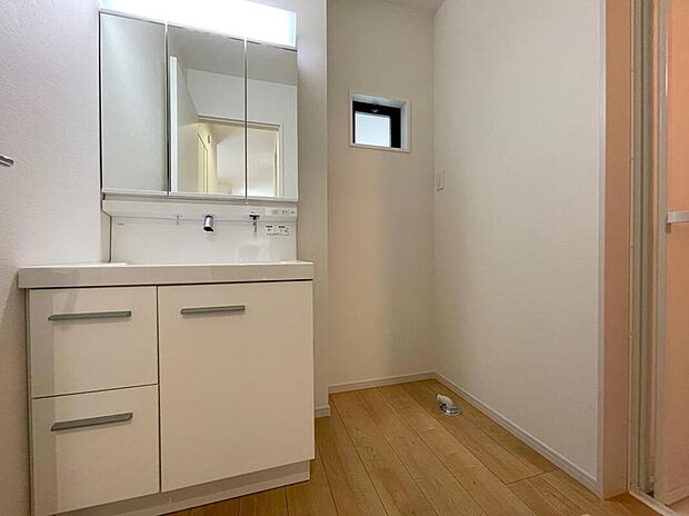 【洗面台・洗面所】◆洗面スペースはお掃除やメンテナンスが楽にできる様に設計されております。ドラム式の洗濯機を配置しても十分なスペースを確保した設計となっております。