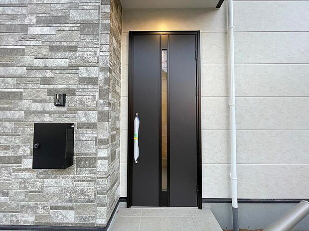 【玄関】◆TVモニター付きインターホンはカラーモニターで来訪者もひとめで分かります♪留守の間の来訪者が確認できる嬉しい録画機能付き！お子様が一人で留守番の間も安心です。