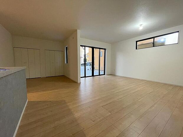 【リビング】◆リビングを温かく居心地の良い空間にしてくれる木目調の柔らかな風合い。休日はご家族みんなの癒しや憩いの場となってくれます♪