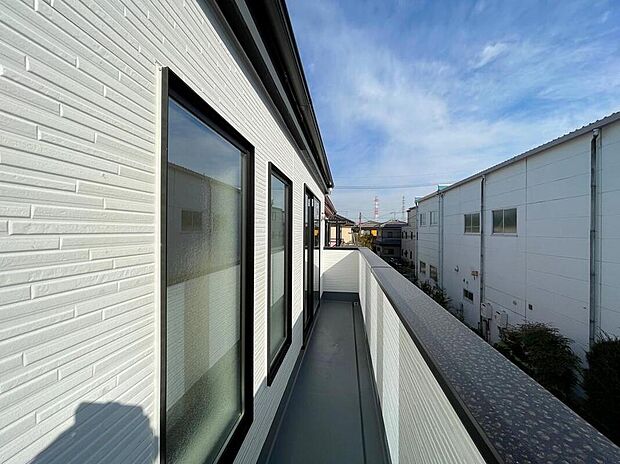 【バルコニー】◆南向きのバルコニーの前には雲以外に太陽を遮るものがありません。お洗濯物も乾きやすく、何より明るく気持ちのいい光が入ってきます。