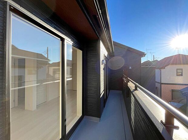 【バルコニー】◆南向きのバルコニーの前には雲以外に太陽を遮るものがありません。お洗濯物も乾きやすく、何より明るく気持ちのいい光が入ってきます。