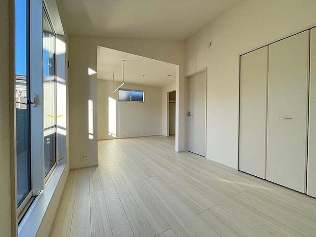 【リビング以外の居室】◆2階の各居室にはそれぞれ収納を完備！しっかりとした容量のスペースを確保しているので、お部屋は美しい空間を保てますね♪