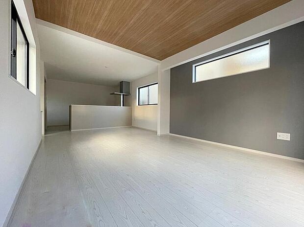 【リビング】◆大きな窓は遮音性に優れたペアガラスの窓となっています。リビングでたくさんはしゃいで遊んでも、お子様の声を気にしなくて大丈夫です♪