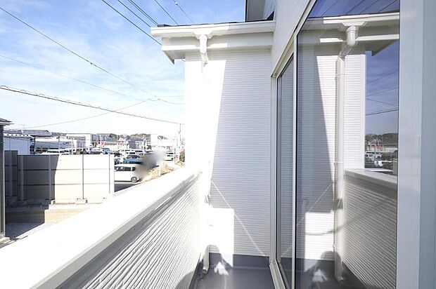 【バルコニー】◆南向きのバルコニーの前には雲以外に太陽を遮るものがありません。お洗濯物も乾きやすく、何より明るく気持ちのいい光が入ってきます。