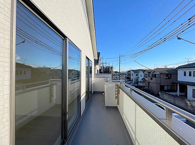 【バルコニー】◆南向きのバルコニーの前には雲以外に太陽を遮るものがありません。お洗濯物も乾きやすく、何より明るく気持ちのいい光が入ってきます。