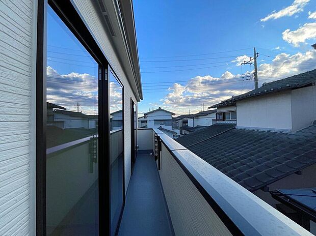 【バルコニー】◆南向きのバルコニーの前には雲以外に太陽を遮るものがありません。お洗濯物も乾きやすく、何より明るく気持ちのいい光が入ってきます。
