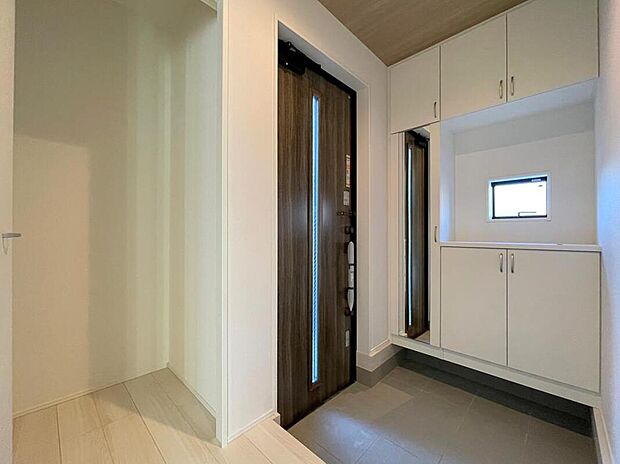 【玄関】◆お家で出会う人々を迎える玄関だからこそ、広々清潔感あふれる空間にしたいものです。採光・通風にも配慮された設計で毎日明るい空間をキープします♪