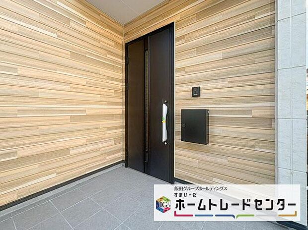 【玄関】◆TVモニター付きインターホンはカラーモニターで来訪者もひとめで分かります♪留守の間の来訪者が確認できる嬉しい録画機能付き!お子様が一人で留守番の間も安心です。