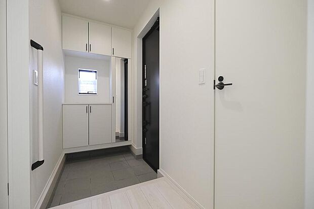 【玄関】◆お家で出会う人々を迎える玄関だからこそ、広々清潔感あふれる空間にしたいものです。採光・通風にも配慮された設計で毎日明るい空間をキープします♪