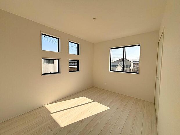 【リビング以外の居室】◆居室のサッシにはペアガラスを採用、高い断熱性による省エネと結露対策に有効です。室内を快適な空間に代えてくれます。現地の通風や採光も実際にご確認下さいませ。