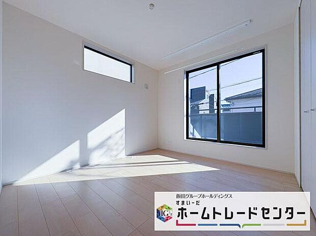 【リビング以外の居室】◆居室のサッシにはペアガラスを採用、高い断熱性による省エネと結露対策に有効です。室内を快適な空間に代えてくれます。現地の通風や採光も実際にご確認下さいませ。