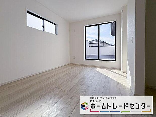 【リビング以外の居室】◆居室のサッシにはペアガラスを採用、高い断熱性による省エネと結露対策に有効です。室内を快適な空間に代えてくれます。現地の通風や採光も実際にご確認下さいませ