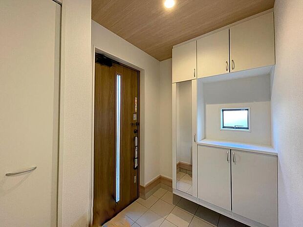 【玄関】◆お家で出会う人々を迎える玄関だからこそ、広々清潔感あふれる空間にしたいものです。採光・通風にも配慮された設計で毎日明るい空間をキープします♪