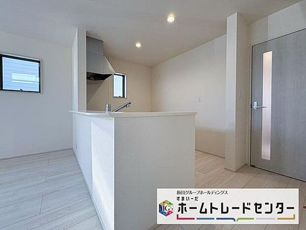 【リビング】◆大きな窓は遮音性に優れたペアガラスの窓となっています。リビングでたくさんはしゃいで遊んでも、お子様の声を気にしなくて大丈夫です♪