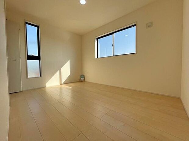 【リビング以外の居室】◆居室のサッシにはペアガラスを採用、高い断熱性による省エネと結露対策に有効です。室内を快適な空間に代えてくれます。現地の通風や採光も実際にご確認下さいませ