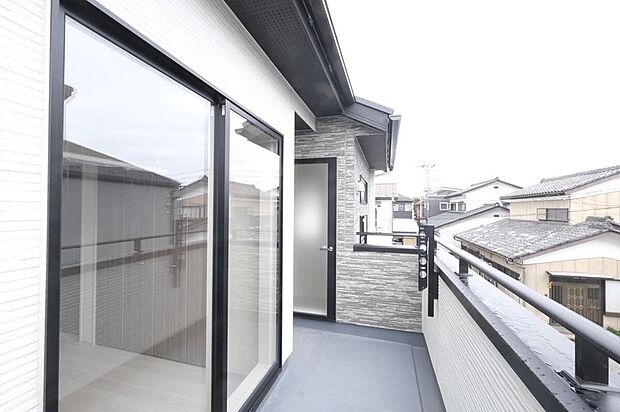 【バルコニー】◆南向きのバルコニーの前には雲以外に太陽を遮るものがありません。お洗濯物も乾きやすく、何より明るく気持ちのいい光が入ってきます。