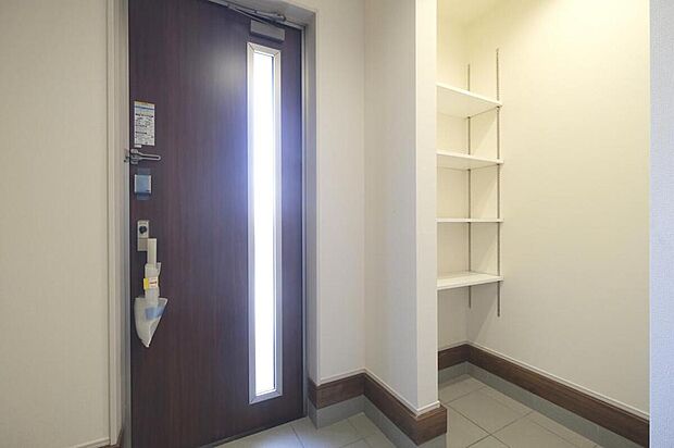 【玄関】◆お家で出会う人々を迎える玄関だからこそ、広々清潔感あふれる空間にしたいものです。採光・通風にも配慮された設計で毎日明るい空間をキープします♪