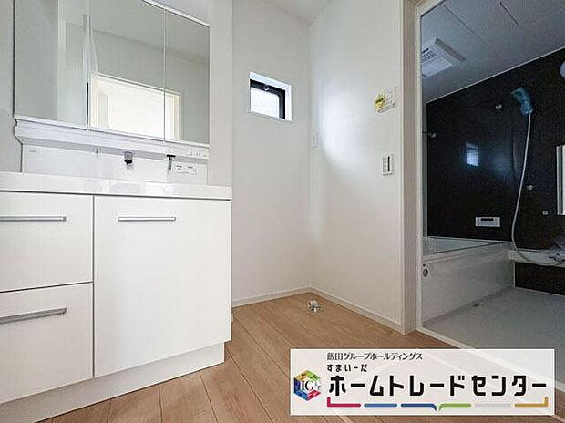 【洗面台・洗面所】◆洗面スペースはお掃除やメンテナンスが楽にできる様に設計されております。ドラム式の洗濯機を配置しても十分なスペースを確保した設計となっております。