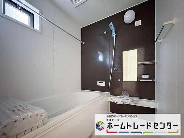 【浴室】◆毎日の疲れをいやす浴室は1坪タイプです。足を伸ばしてゆっくりとくつろげます。浴室暖房乾燥機も標準装備です♪
