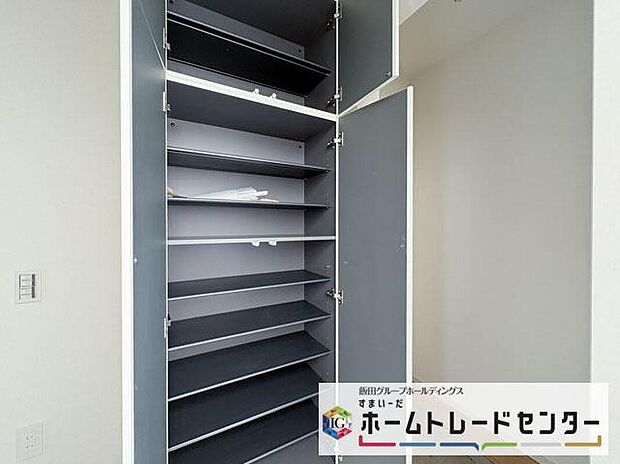 【玄関】◆お家で出会う人々を迎える玄関だからこそ、広々清潔感あふれる空間にしたいものです。採光・通風にも配慮された設計で毎日明るい空間をキープします♪