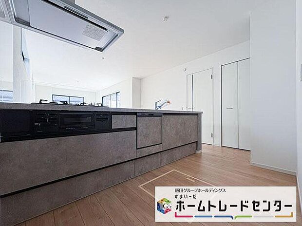 【キッチン】◆人気の対面式キッチン。お食事の準備をしながらでもご家族とのコミュニケーションを楽しめます♪ぜひご見学の際にはキッチンに立ち、生活をイメージしてください。