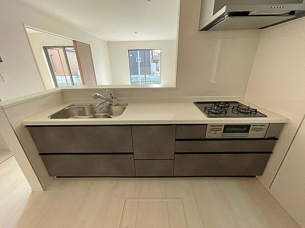 【キッチン】◆人気の対面式キッチン。お食事の準備をしながらでもご家族とのコミュニケーションを楽しめます♪ぜひご見学の際にはキッチンに立ち、生活をイメージしてください。