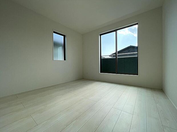 【リビング以外の居室】◆居室のサッシにはペアガラスを採用、高い断熱性による省エネと結露対策に有効です。室内を快適な空間に代えてくれます。現地の通風や採光も実際にご確認下さいませ