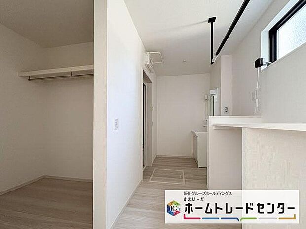 【洗面台・洗面所】◆洗面スペースはお掃除やメンテナンスが楽にできる様に設計されております。ドラム式の洗濯機を配置しても十分なスペースを確保した設計となっております。