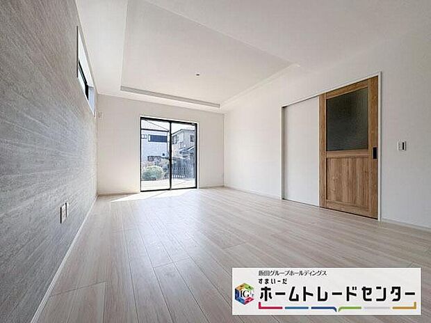 【リビング】◆南向きの大きな窓から明るい陽射しがたっぷり入ります。一日を通して陽射しをしっかり取り込んでくれる2面採光なので、夜まで照明いらずで過ごせます♪