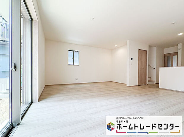 【リビング】◆南向きの大きな窓から明るい陽射しがたっぷり入ります。一日を通して陽射しをしっかり取り込んでくれる2面採光なので、夜まで照明いらずで過ごせます♪
