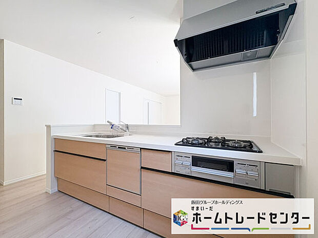 【システムキッチン】◆人気の対面式キッチン。お食事の準備をしながらでもご家族とのコミュニケーションを楽しめます♪ぜひご見学の際にはキッチンに立ち、生活をイメージしてください。