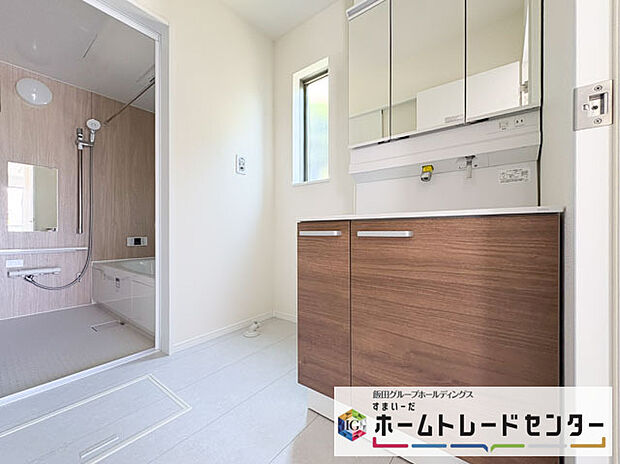 【洗面台】◆洗面スペースはお掃除やメンテナンスが楽にできる様に設計されております。ドラム式の洗濯機を配置しても十分なスペースを確保した設計となっております。