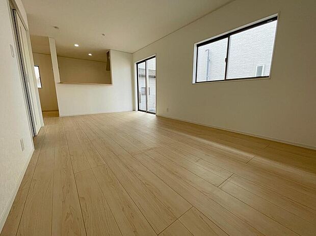 【リビング】◆南向きの大きな窓から明るい陽射しがたっぷり入ります。一日を通して陽射しをしっかり取り込んでくれる2面採光なので、夜まで照明いらずで過ごせます♪