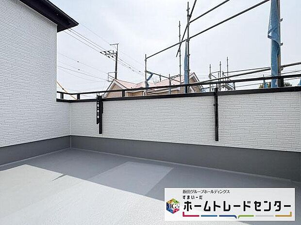 【バルコニー】◆南向きのバルコニーの前には雲以外に太陽を遮るものがありません。お洗濯物も乾きやすく、何より明るく気持ちのいい光が入ってきます。