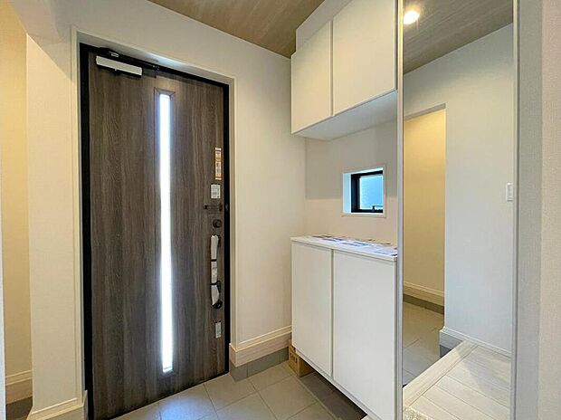 【玄関】◆お家で出会う人々を迎える玄関だからこそ、広々清潔感あふれる空間にしたいものです。採光・通風にも配慮された設計で毎日明るい空間をキープします♪