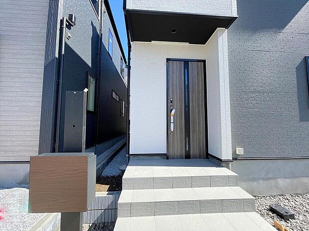 【玄関】◆TVモニター付きインターホンはカラーモニターで来訪者もひとめで分かります♪留守の間の来訪者が確認できる嬉しい録画機能付き！お子様が一人で留守番の間も安心です。